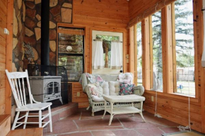 Bear Hugs - Cozy Cottage - WiFi - Rustic Decor - Country Style Kitchen - Perfect for a Couples Getaway!